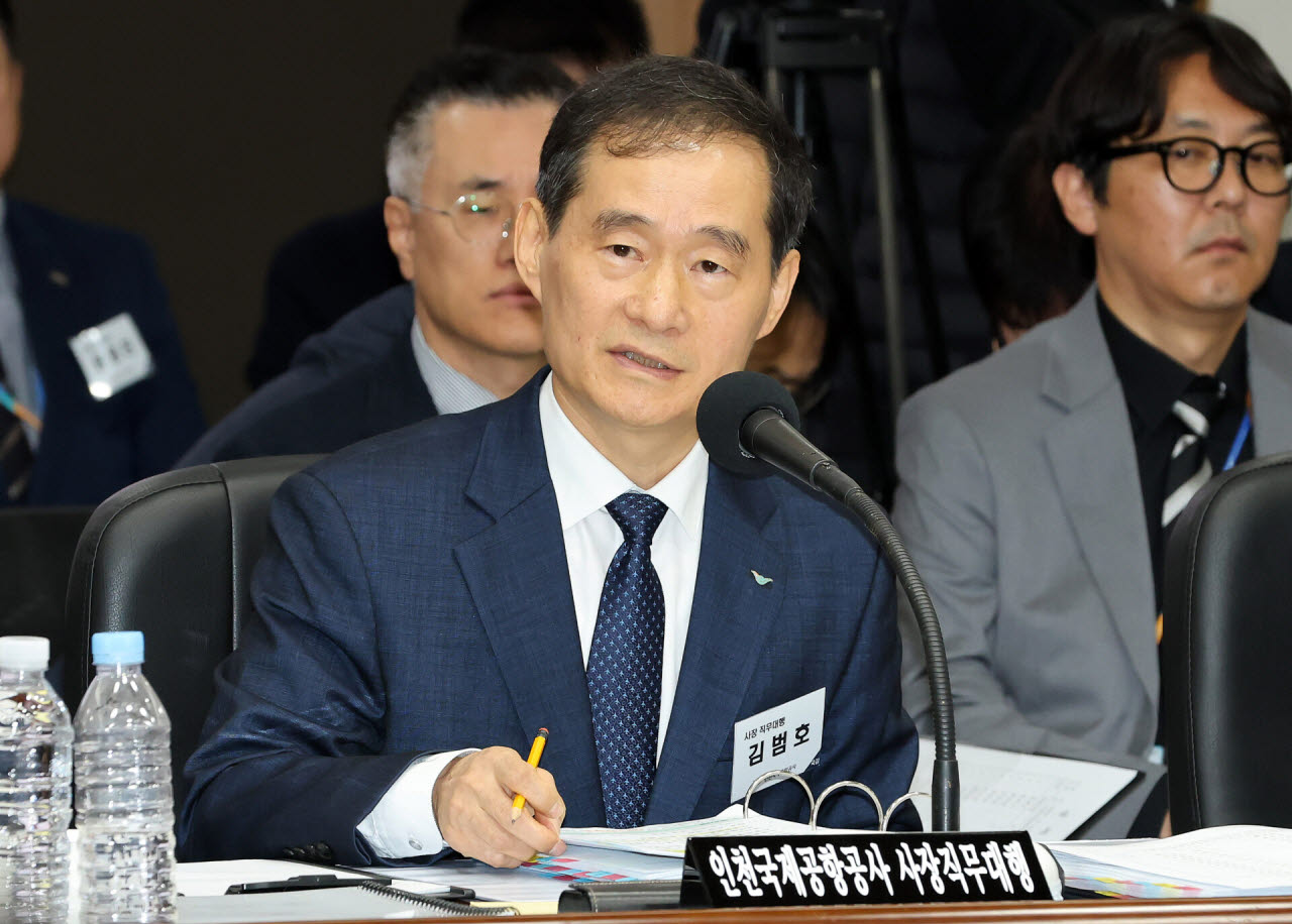 질의에 답하는 김범호 인천공항공사 사장 직무대행                                                                                                                                                   
