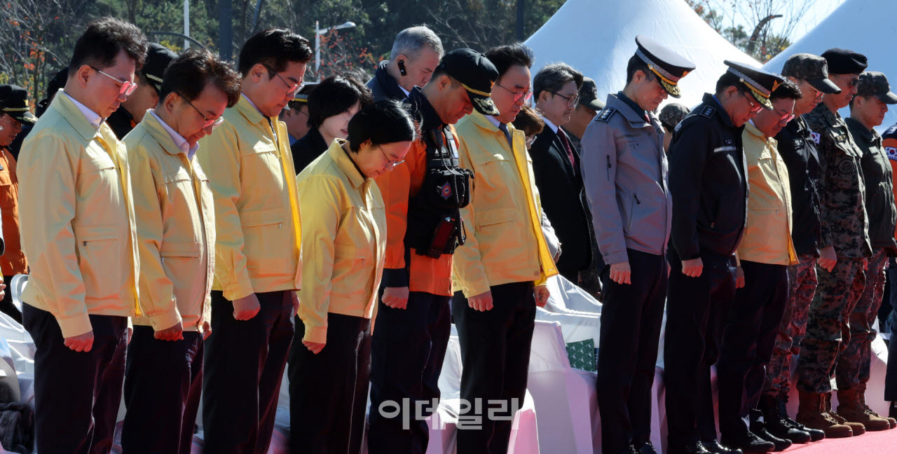 김진석 소방위를 위한 묵념하는 참석자들                                                                                                                                                            