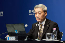 신현송 "내년 물가 2.5% 웃돌 것…올해·내년 성장률도 전망치 상향"