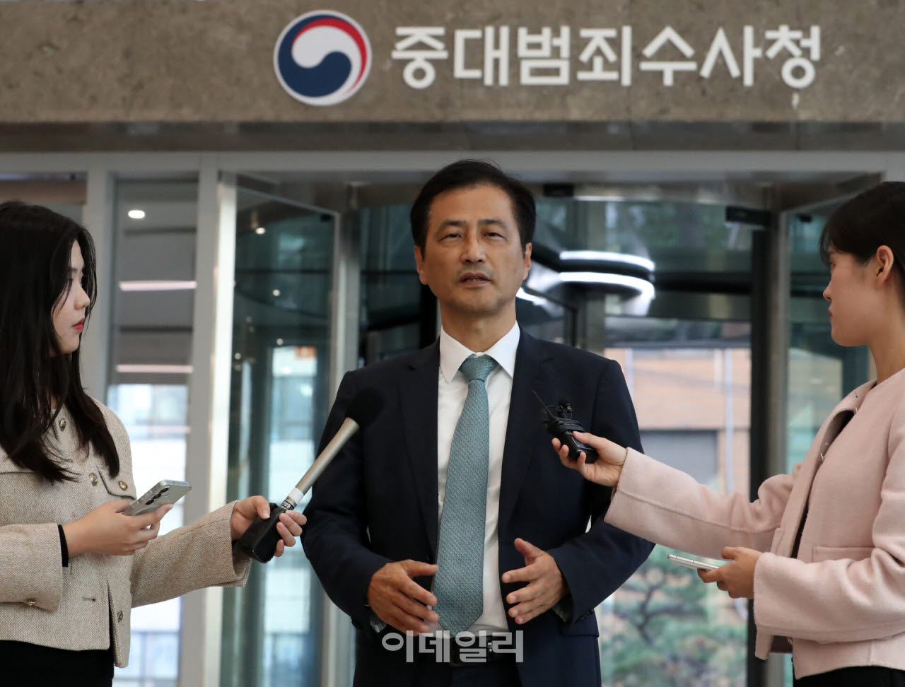  취재진에 답변하는 이태한 특별검사                                                                                                                                                                