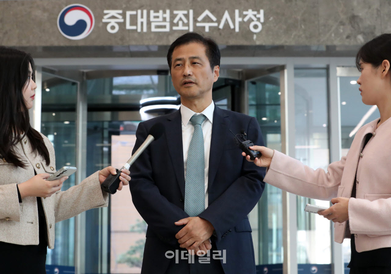  중수청 입구에 선 이태한 특별검사                                                                                                                                                                 