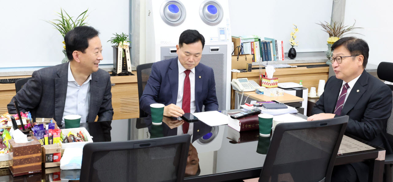 국정감사 현안 관련 기자간담회 앞서 의원들과 이야기 나누는 정점식 국민의힘 원내대표                                                                                                                