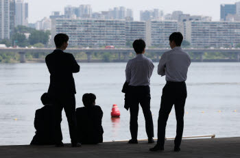 "월급 들어온 지 하루 지났는데..." 평균 '57%' 사라진다