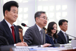 [포토]국정감사, '답변하는 조현 외교부 장관'