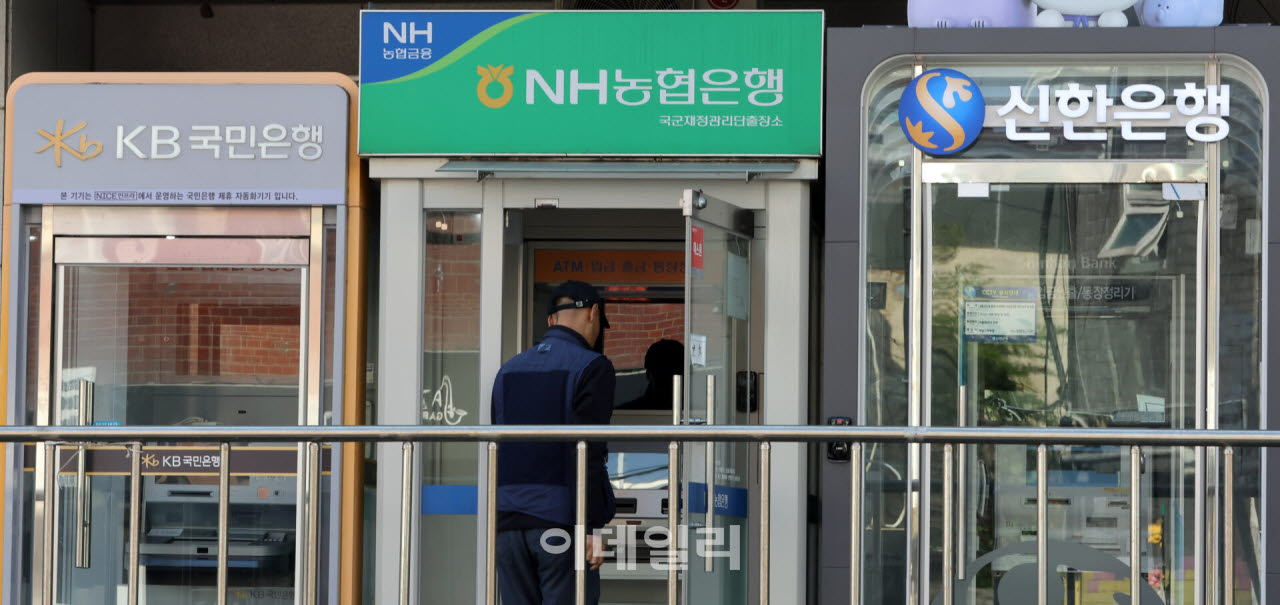 저축은행 조달비용 낮춰야 중금리대출 숨통…은행권 자금 활용 검토