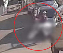 옆구리에 끼고 태연히…구로구 쓰레기장 '미라' 유기 CCTV 보니(영상)