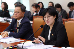 “경찰 수사 달라졌다”는 원민경…野 “여성폭력 피해자 보호 공백 우려”