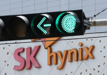 80% 이익률보다 ‘2030년 공급 부족’…월가가 본 SK하이닉스