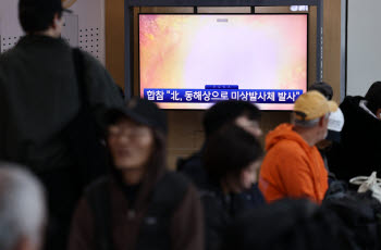 北 동해상으로 탄도미사일 10여발 발사…17일만의 도발(종합)