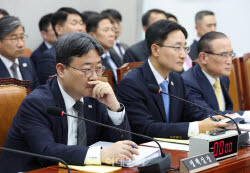 [포토]국정감사, '질의 듣는 하준경 정책실장'