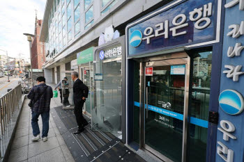 "아직도 주식하세요?" 4% 예금 급증...'예금족' 돌아왔다