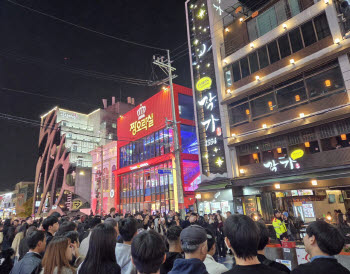 핼러윈 데이 앞둔 불금 홍대거리 인파 쏟아져…경찰 통제 협조하며 축제 즐겨(종합)