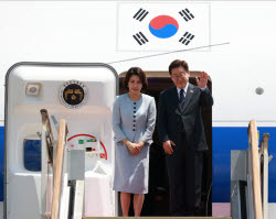 "해외순방 잦다" 비판에 李 "돼지 눈엔 돼지만 보여"
