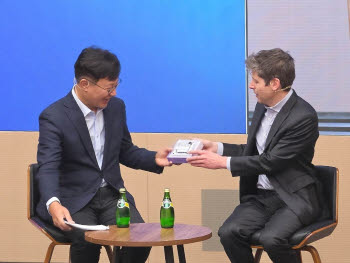 삼성 사장단에 '30만원 키보드' 선물한 올트먼…어떤 제품이길래