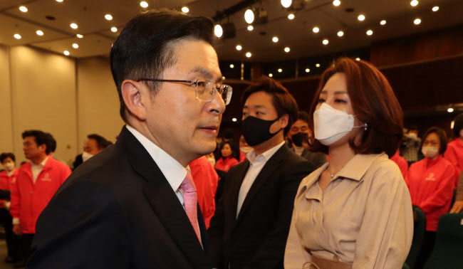 취임 후 '무능력' 연속 황교안..여의도 복귀 가능할까