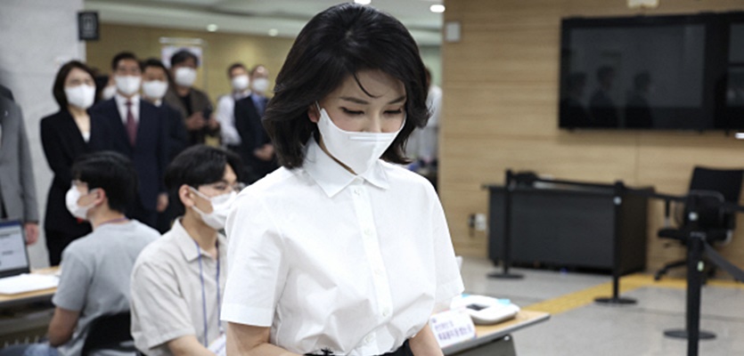“김건희 입었다” 하면 완판… 이번엔 꿀벌 셔츠·가방 ‘포착’