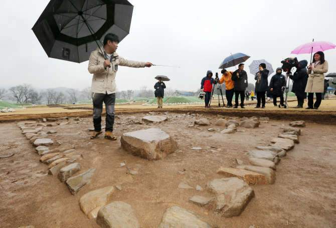 [포토] 대규모 건물터 확인된 경주 월성