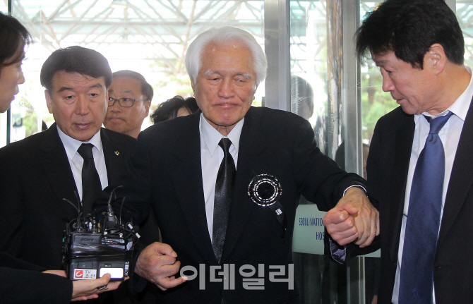 2015년 김영삼 전 대통령 빈소를 방문하는 최형우 전 장관. 사진=사진공동취재단&middot;이데일리