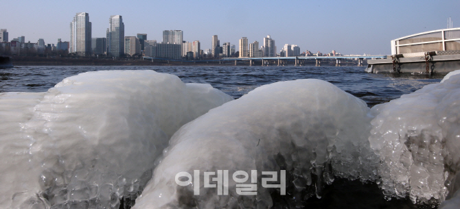 [포토]전국 한파 '서울 꽁꽁'