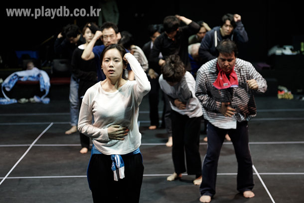 “세상이 더 스마트해지는데 나는 더 멍청해진다” 고선웅 신작 <한국인의 초상>을 엿보다  