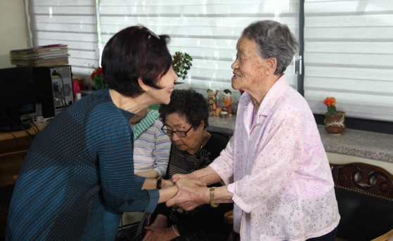 '귀향' 제작사·배우 위안부 할머니에 영화 수익금 전달