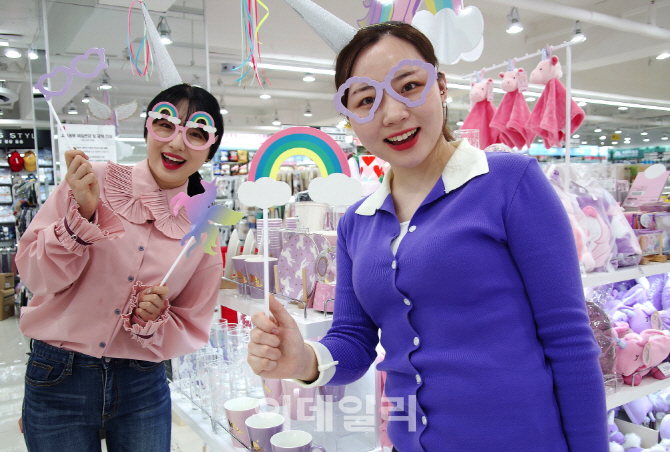 [포토] 다이소 유니코니로 트렌디한 파티웨어