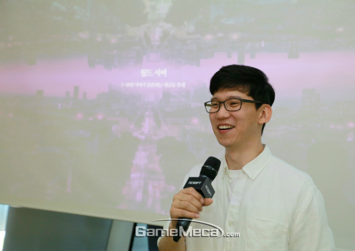 '리니지M' 업데이트 설명회를 진행한 김효수 개발 PD (사진제공: <a href=