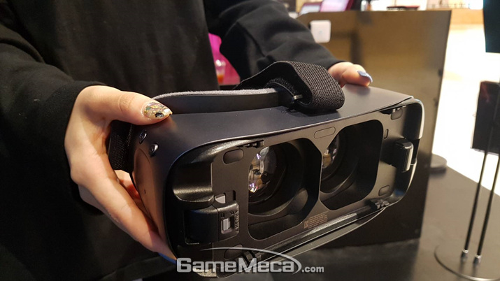 VR하면 의레 저렇게 큰 헤드셋을 차야한다는 것이 사람들의 인식이다 (사진: 게임메카 촬영)