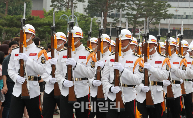 [포토]입장하는 해병대 의장대