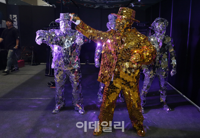 [포토] Vr 엑스포서 공연 펼치는 미러맨
