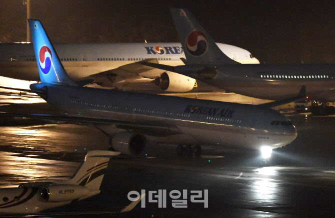 [포토]김포공항 도착해 이동하는 우한 전세기