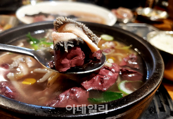 [강경록의 미식로드] 장(腸) 풀리는 맛…80년 끓인 선짓국