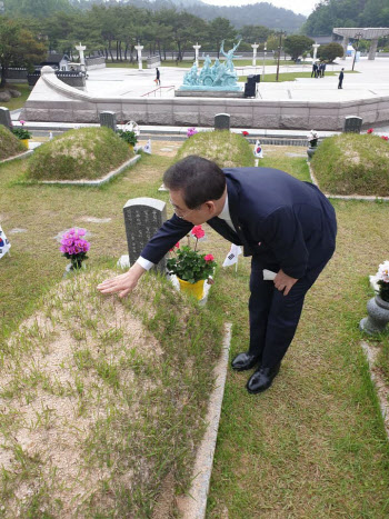 5.18 민주묘지 찾은 박원순 "40년 전 그날도 오늘도 시민이 영웅"