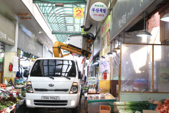 한전, 9개 자회사와 급여반납한 5억 9천만원 전통시장에 기부