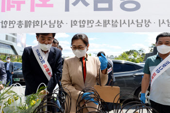 은수미 성남시장 ‘친환경농산물 드라이브 스루’ 현장 방문