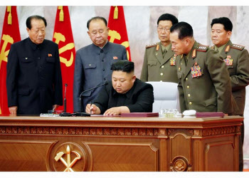 22일만에 재등장한 北김정은, 당 군사위 지도…“핵 억제력 강화 주문”