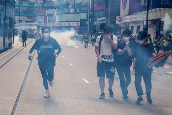 홍콩 코로나19 속 다시 터진 최루탄…中국보법 추진 반대