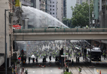 최루탄·물대포에 우산으로 맞선 홍콩시위대…180여명 체포