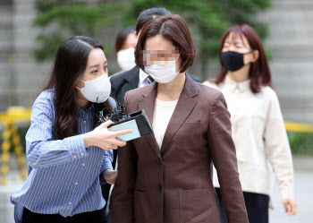 정경심 재판, '조국 증인채택' 두고 신경전…法 "檢 질문 보고 결정"