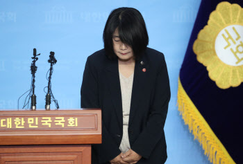 윤미향 "檢조사 피하지 않겠다" 사퇴 일축