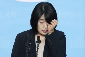 윤미향, 이용수 할머니 수양딸 '눈물' 예상 깬 기자회견