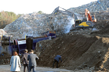 쓰레기산에 방치된 불법 폐기물 처리할 국가주도 폐자원시설 생긴다