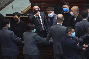 홍콩, 국가법 통과 강행…오물투척 국회 아수라장