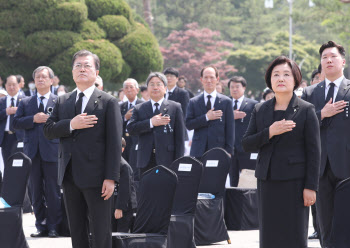 文대통령, 현충일 추념식 참석..“국가는 반드시 보답”(종합)