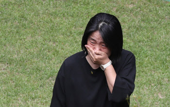 "첫 만남에 이 사람이다 싶었죠"…윤미향, SNS에 '쉼터 소장' 회고