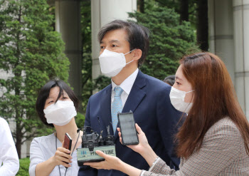 조국 '감찰무마 폭로' 前수사관 맹비난…증인신문은 연기(종합)