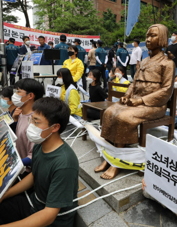 "소녀상을 지키자"…대학생 단체 10여명 소녀상에 몸 묶고 시위