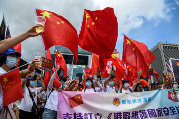 국제사회 비판에도 中홍콩 국보법 자축…미중 갈등 악화일로