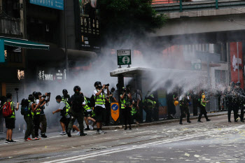 홍콩 국보법 '분노한 시위대’…경찰 칼에 찔리고 370여명 체포