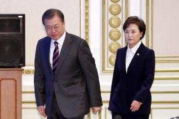 "文대통령, 박근혜 탓하는 김현미 장관을 믿는가?"